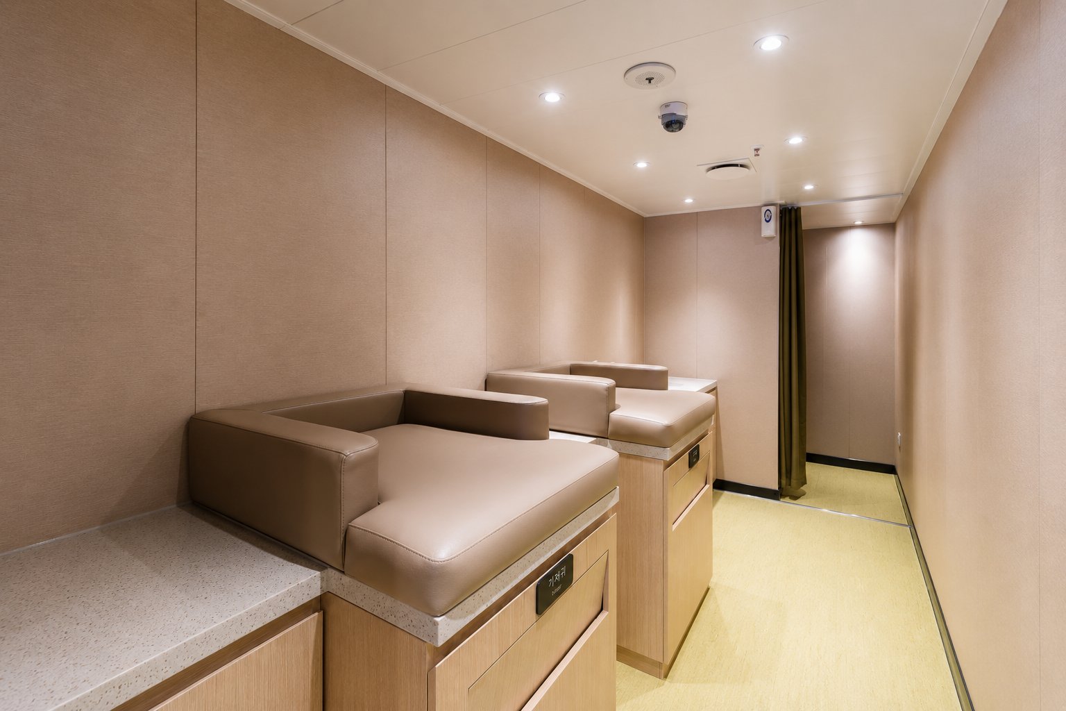 Marine certified interior — fireproof, noise-reducing wall, ceiling and module systems